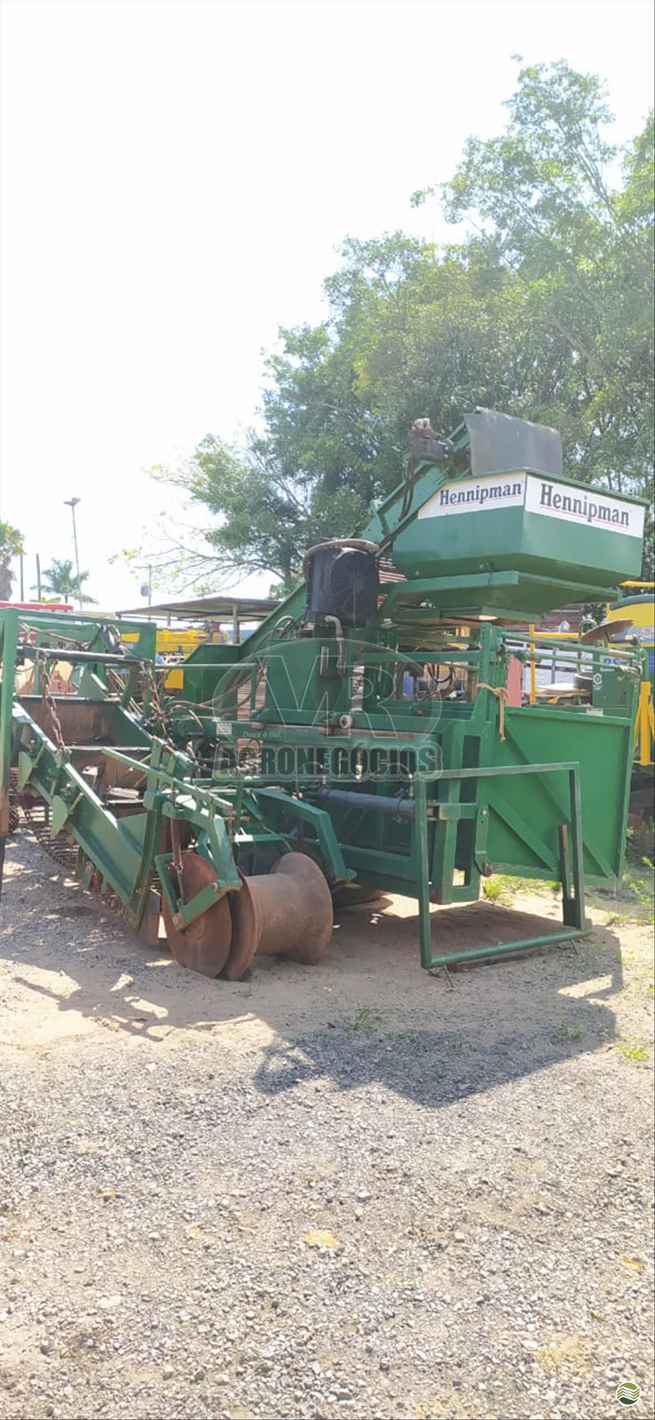 IMPLEMENTOS AGRICOLAS COLHEDORAS COLHEITADEIRA DE BATATA VR Agronegócios ARAXA MINAS GERAIS MG